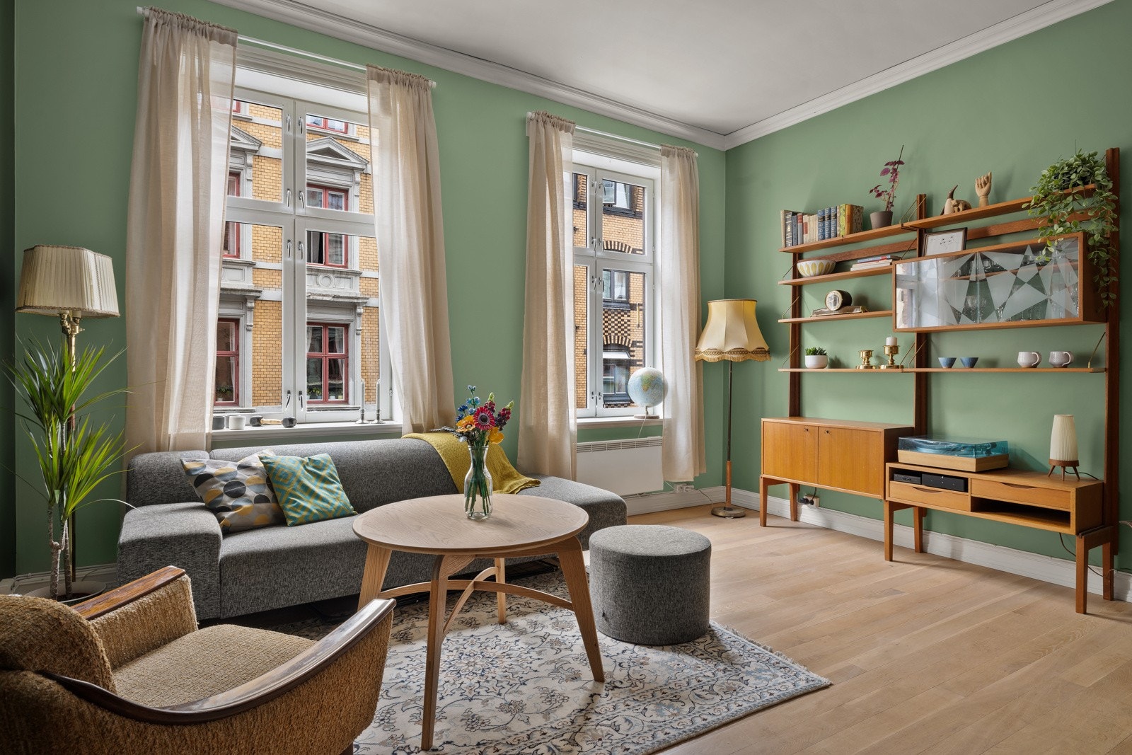 Legg merke til den gode takhøyden, store vinduene, stukkatur og rosett. Galleribilde