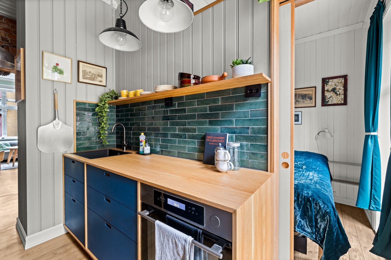 Det er lagt opp til å legge inn ventilatorhette over platetopp eller faktisk flytte den til den andre kjøkkenbenken. Galleribilde