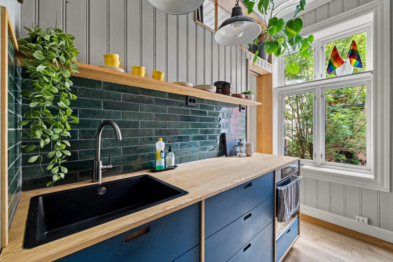 Inn på kjøkkenet. Galleribilde