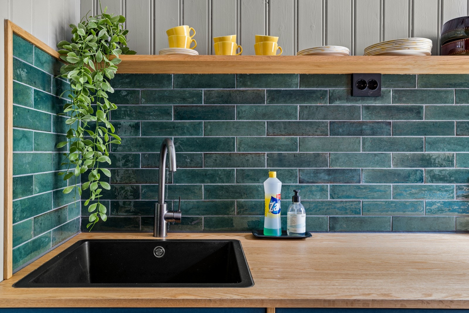 Kjøkkenet er plassbygd og utrolig sjarmerende. Galleribilde