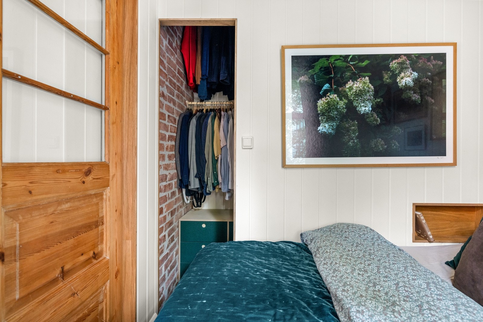 Skyvedør mot veggen til kjøkken samt glass over veggen for å få mer lys inn til kjøkken og soverom. Galleribilde