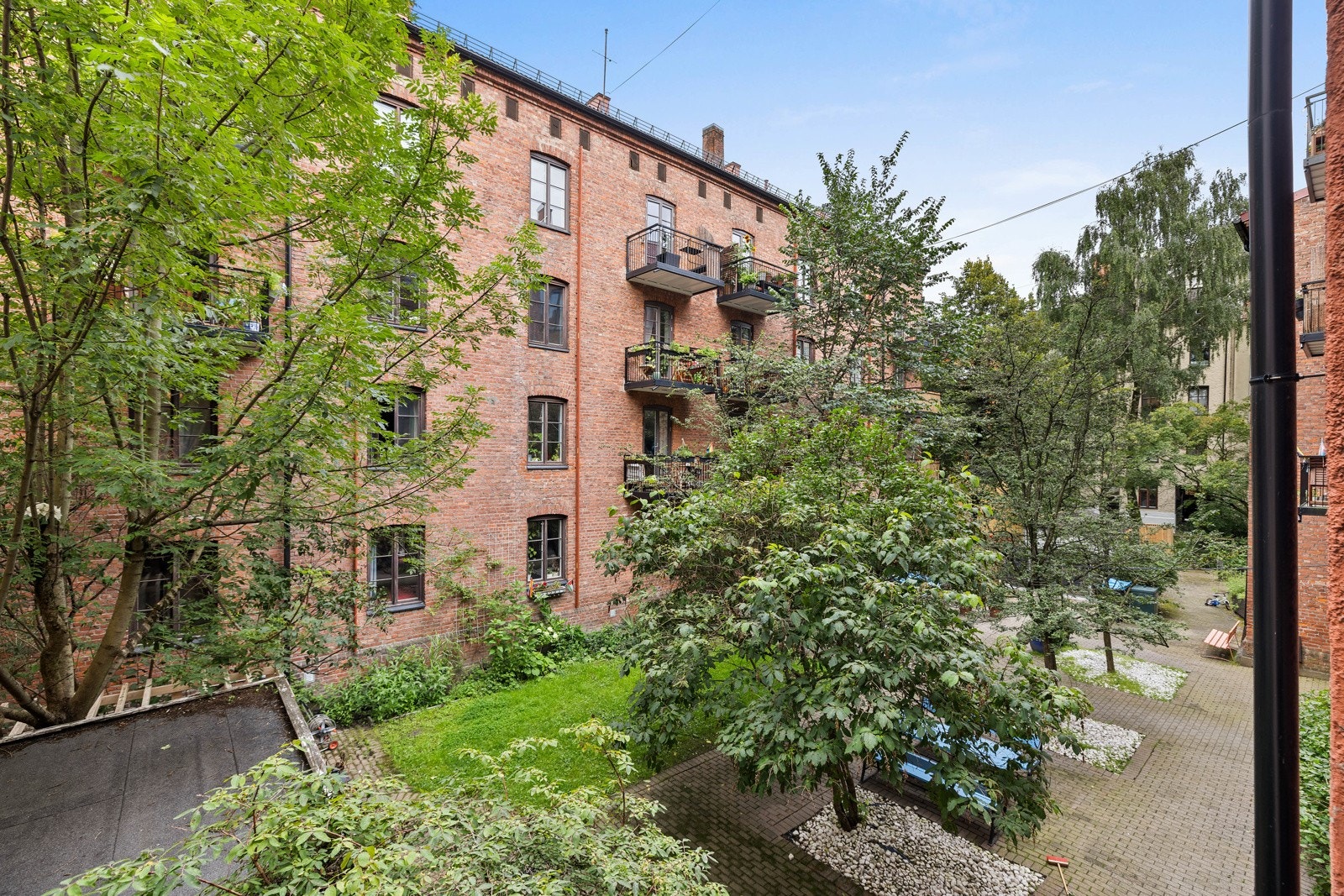 Her skuer du ut over de fine fellesområdene som borettslaget har. Galleribilde