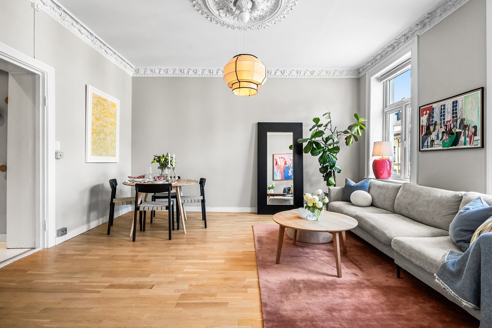 Gulvet er belagt med parkett, og overflatene er malt i delikate og moderne fargetoner. Galleribilde