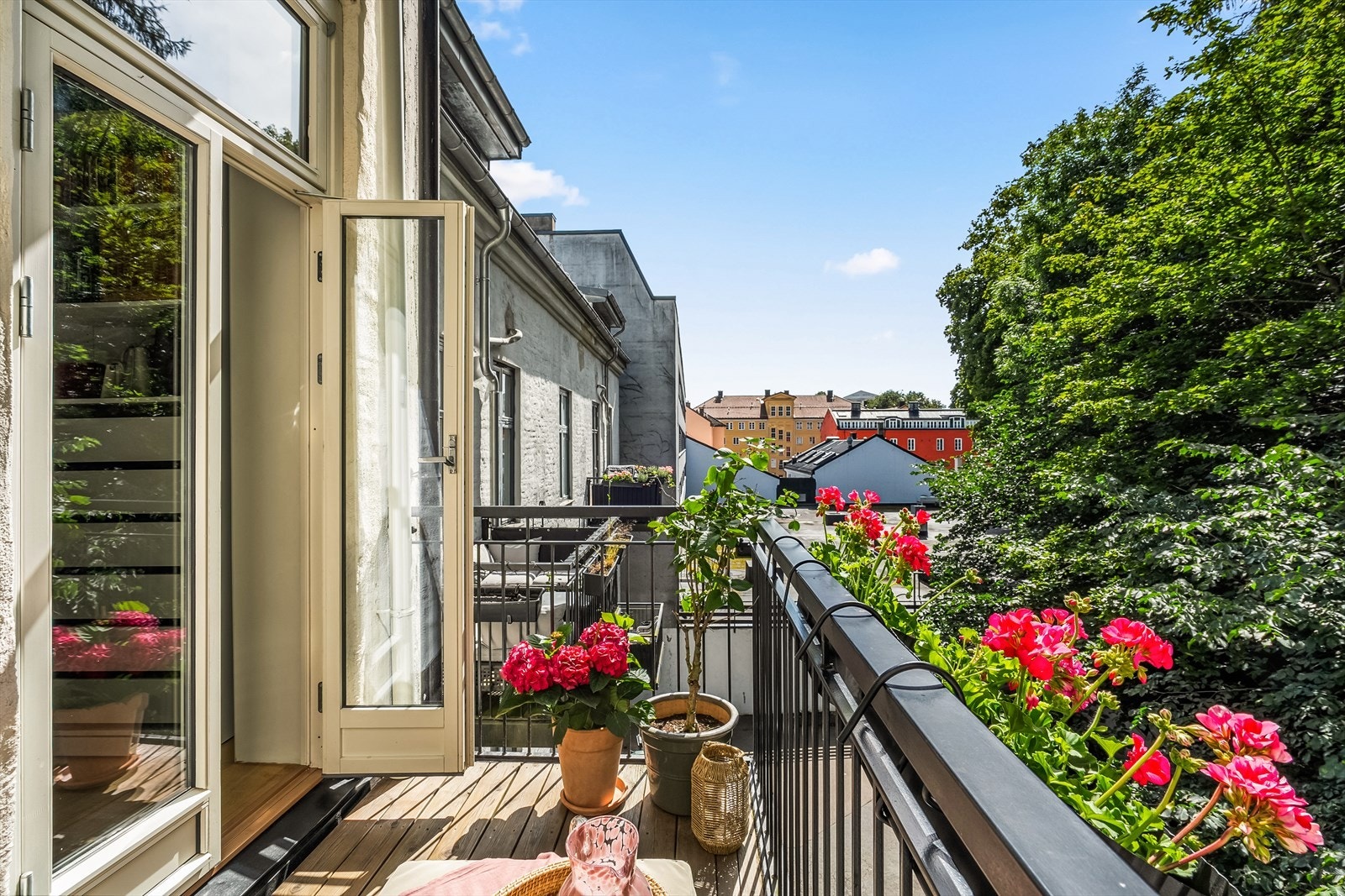 Leiligheten byr på en superkoselig og skjermet vestvendt balkong på ca. 4 m² vendt ut mot flotte Stensparken. Galleribilde