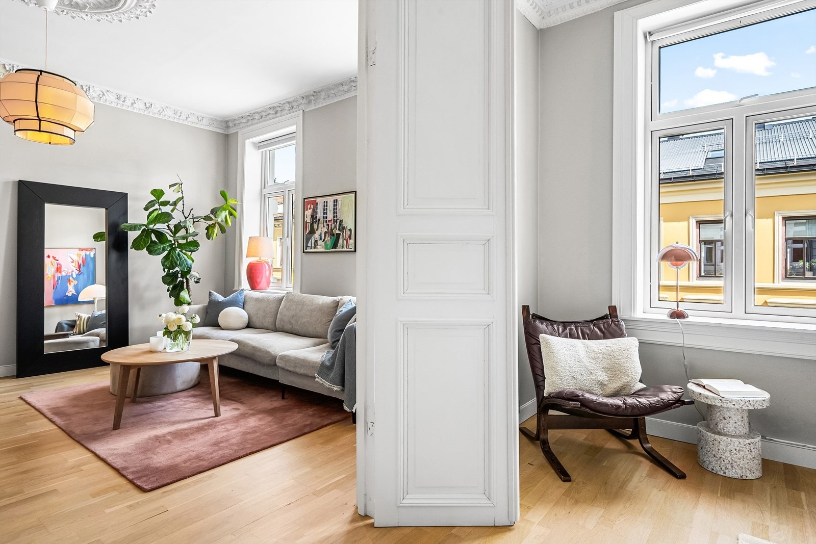 Klassiske fløydører er med på å dele stue og hovedsoverom. Begge disse rommene er store, gode firkantede rom. Galleribilde