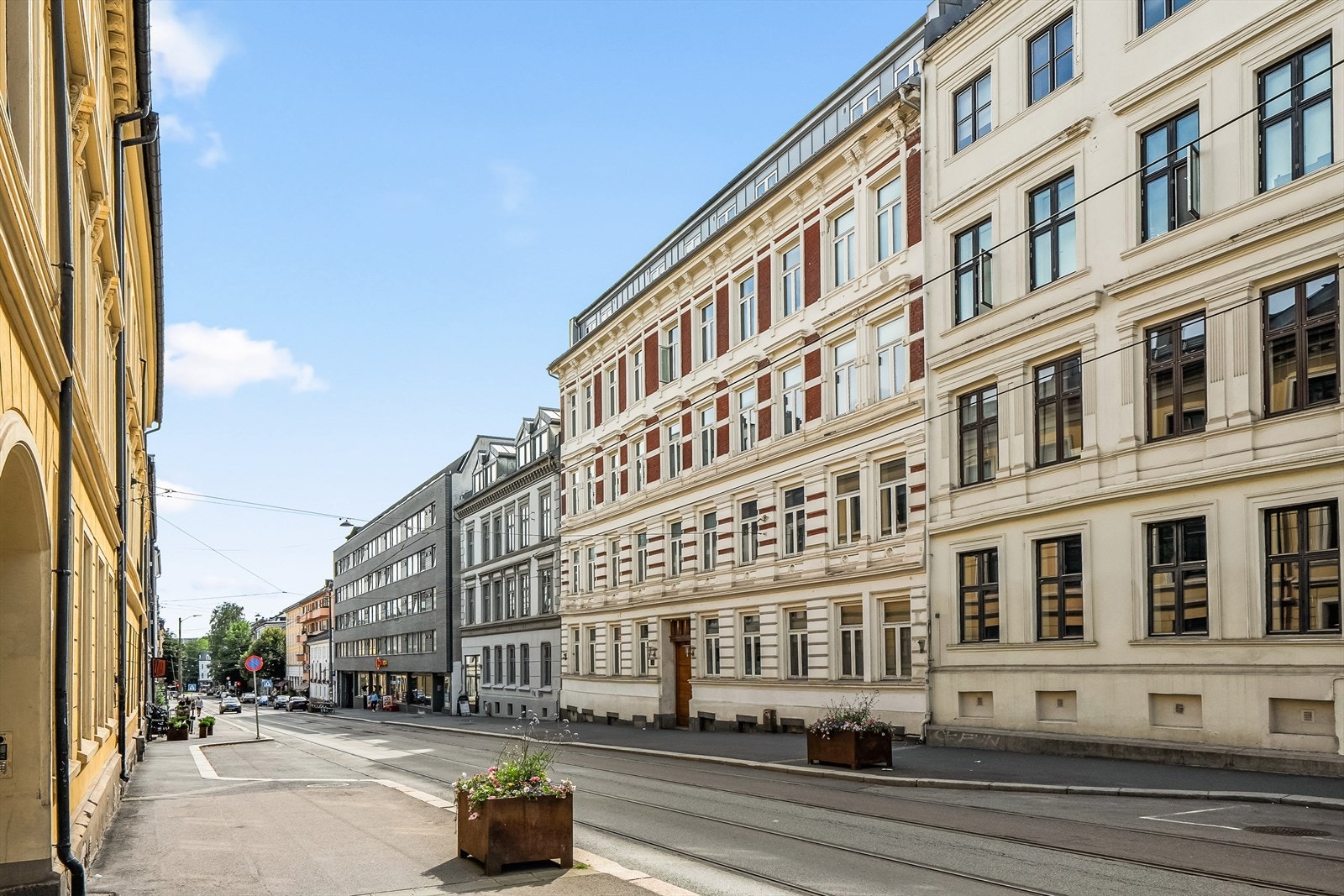En klassisk og flott bygård bestående av 20 leiligheter i borettslaget. Her bor du supersentralt med alt du trenger rett utenfor døren. Galleribilde
