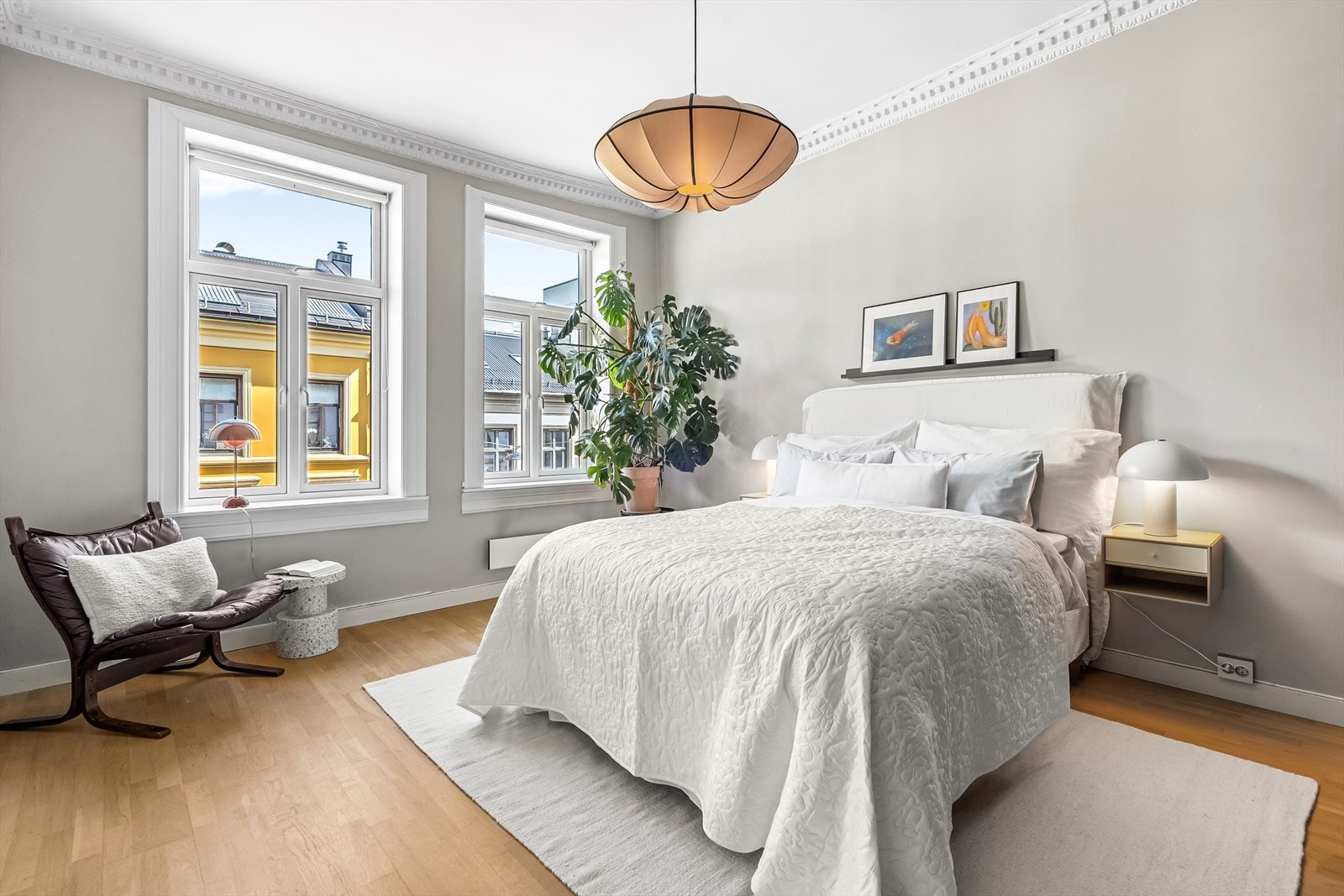 Hovedsoverommet har hele to store vindusflater. Her er det godt med plass til å sette opp to kontorpulter ved vindusrekken hvis det skulle være behov for arbeidsplass hjemme. Galleribilde
