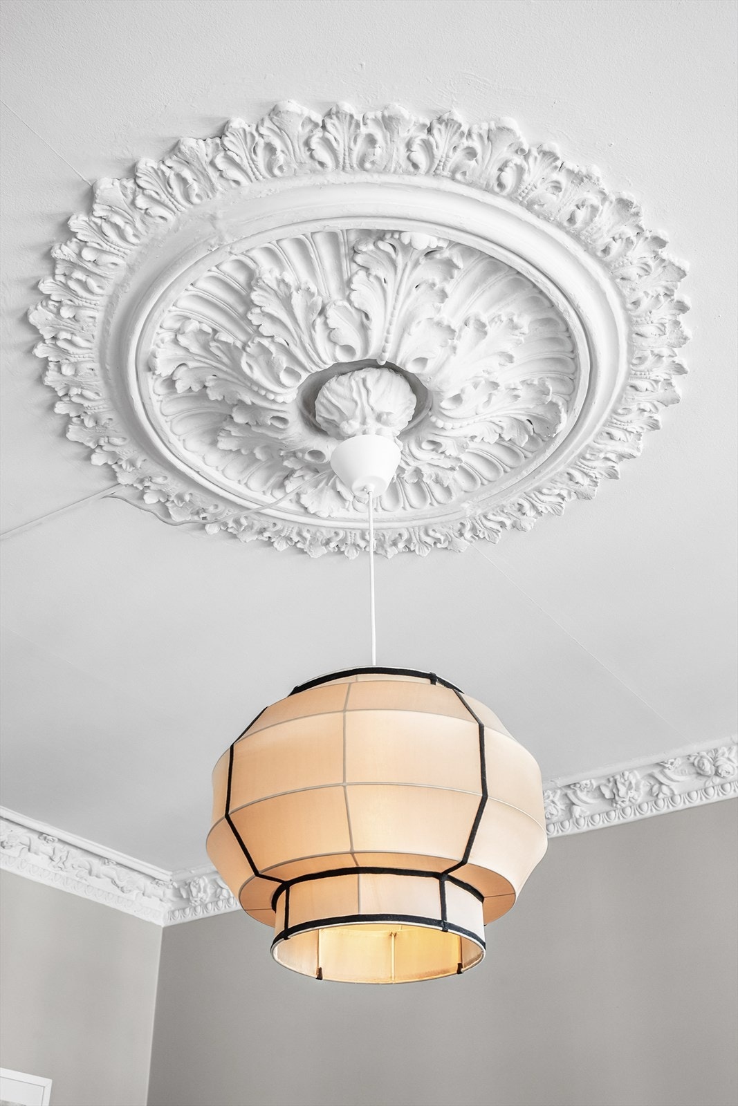 Superflott rosett i stue. I tillegg er det stukkatur både på det store soverommet og i stue. Flotte detaljer de aller fleste setter stor pris på. Galleribilde