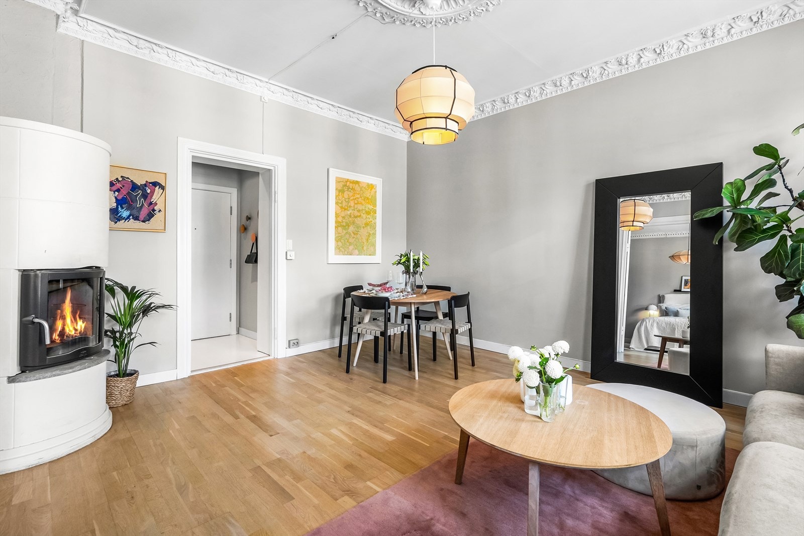 I stuen er det fint med plass til både sofa og spisebord. Her er rommet sett mot entrè. Galleribilde