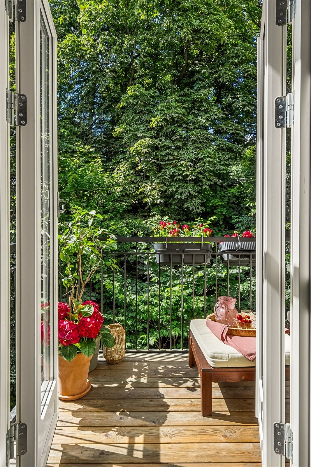 Fra soverom 2 er utgangen til den herlige og idylliske balkongen som vender ut mot Stensparken. Galleribilde
