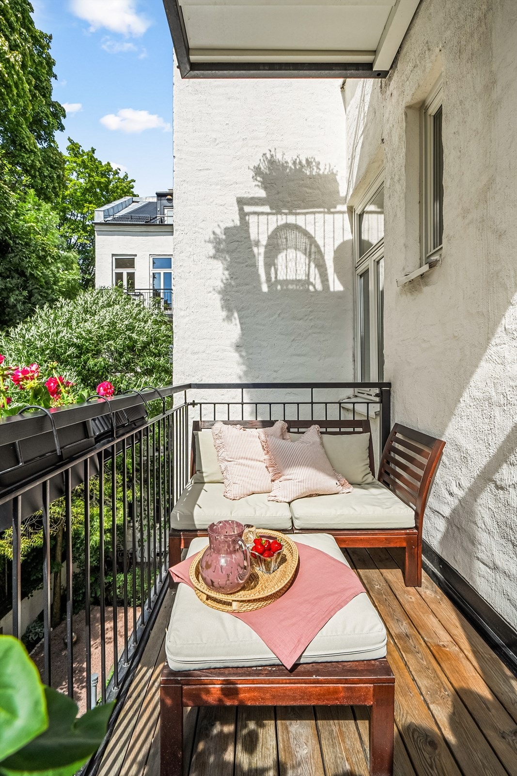 Balkongen ligger idyllisk og skjermet til. Solen kommer på balkongen ca. kl 13.00 med sol på hele balkongen frem til ca. 16.30 midtsommer. Solen går bak trærne/buskene ca 17:00-17:30. Det skinner fortsatt noe sol gjennom trærne utover kvelden. Galleribilde