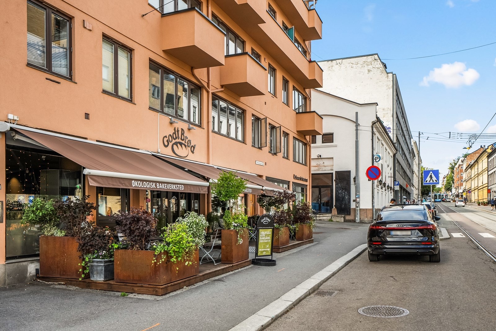 Innen en kort radius fra leiligheten har du alt du trenger i hverdagen, både forretninger, cafeer, restauranter m.m. Her bor du med andre ord supersentralt. Galleribilde