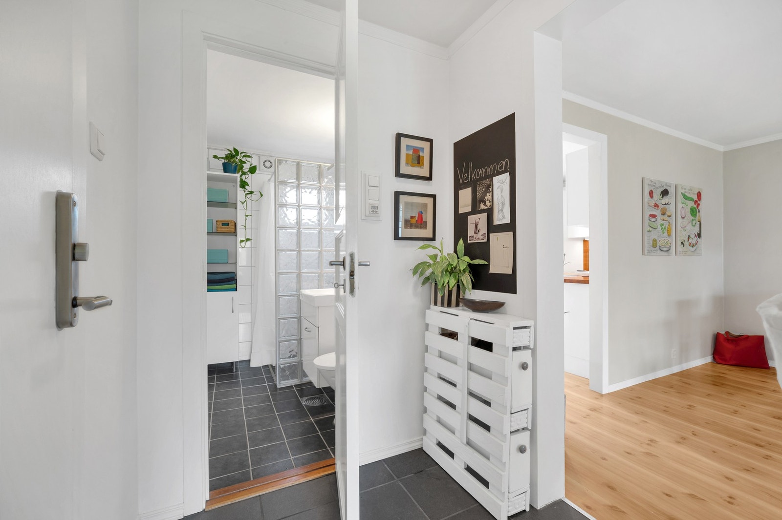 Fra entreen er det inngang til badet. Galleribilde