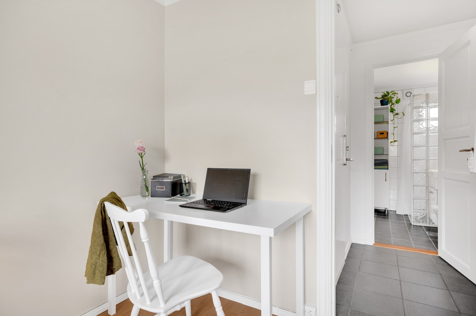 Det er også plass til arbeidspult på soverommet. Galleribilde