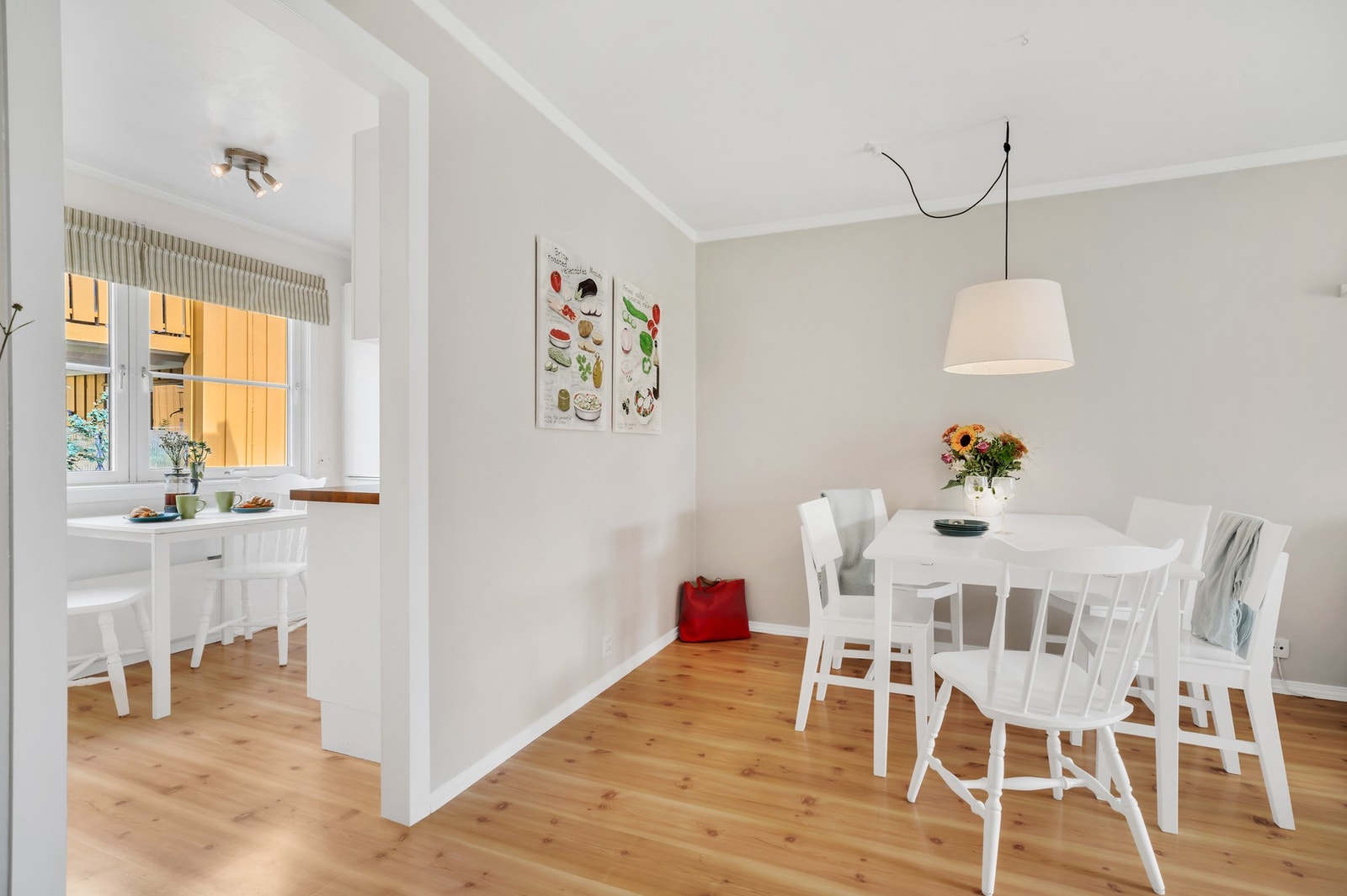 I forlengelsen av rommet er det plass til ønsket spisegruppe. Galleribilde