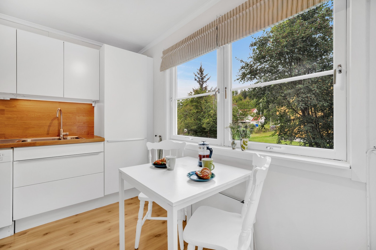 På kjøkkenet er det plass til et koselig frokostbord. Galleribilde