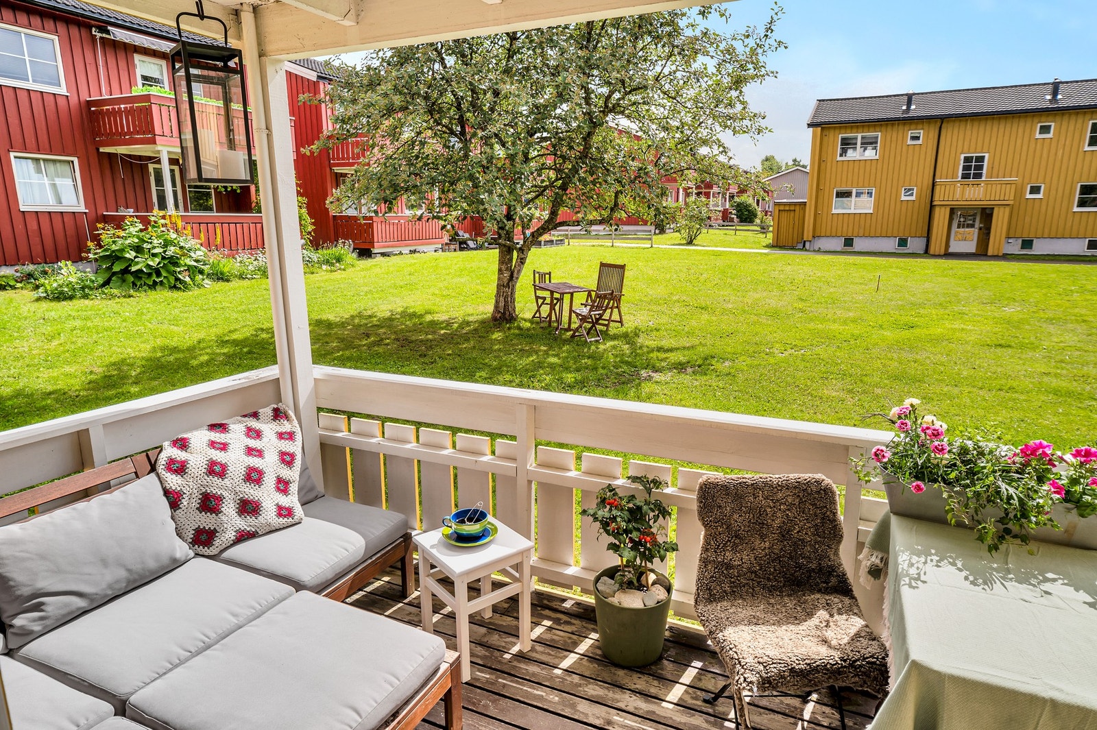 Sørvendt balkong på 8 m² som har god plass til ønsket utemøblement og evt. grill. Galleribilde