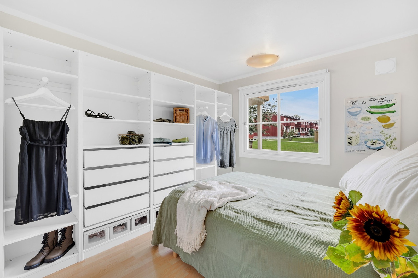 Soverommet er på 10 m² som gir god plass til dobbeltseng. Soverommet er utstyrt med en stor garderobeløsning. Galleribilde