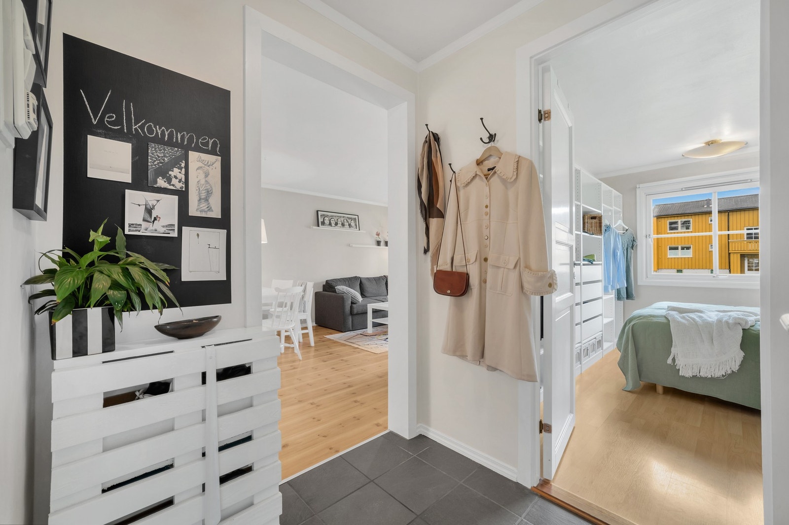 Pen entre med plass til sko- og klesoppheng. Galleribilde