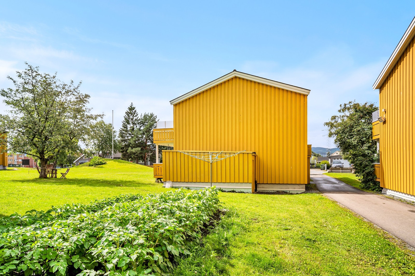 Borettslaget har flotte felles grøntarealer som vedlikeholdes av ansatt vaktmester. Galleribilde