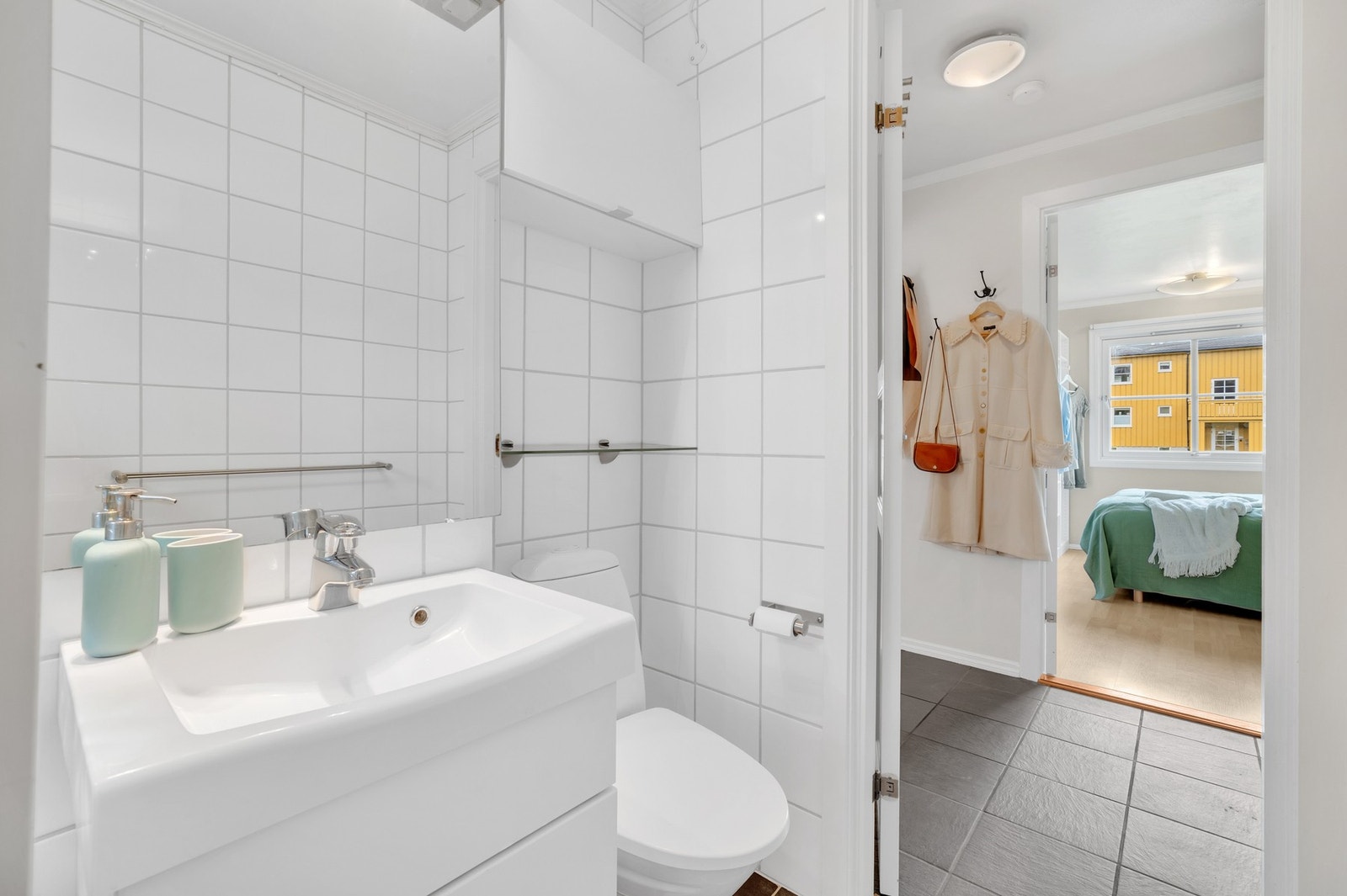Badet er utstyrt med dusjnisje og gulvmontert toalett. Galleribilde