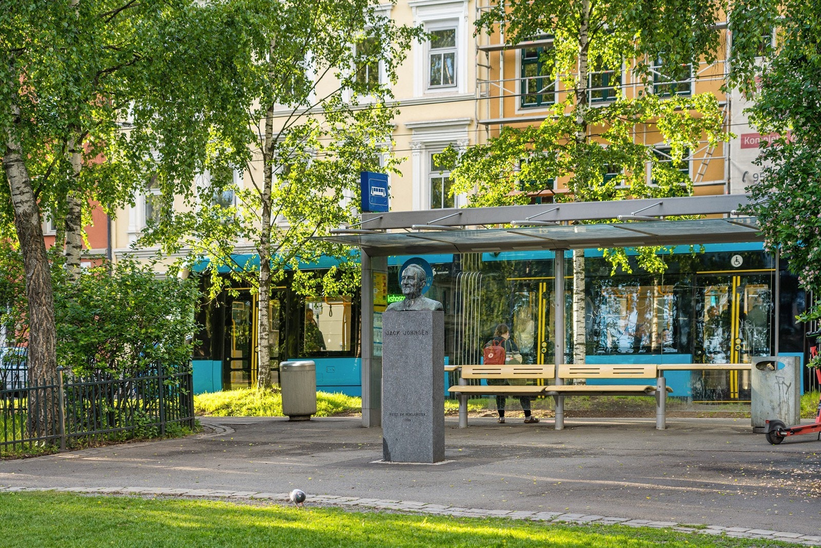 Her er det enkelt å bo, med og uten bil. Svært godt kollektivtilbud med både trikkeholdeplass og bussholdeplass rett utenfor. Galleribilde