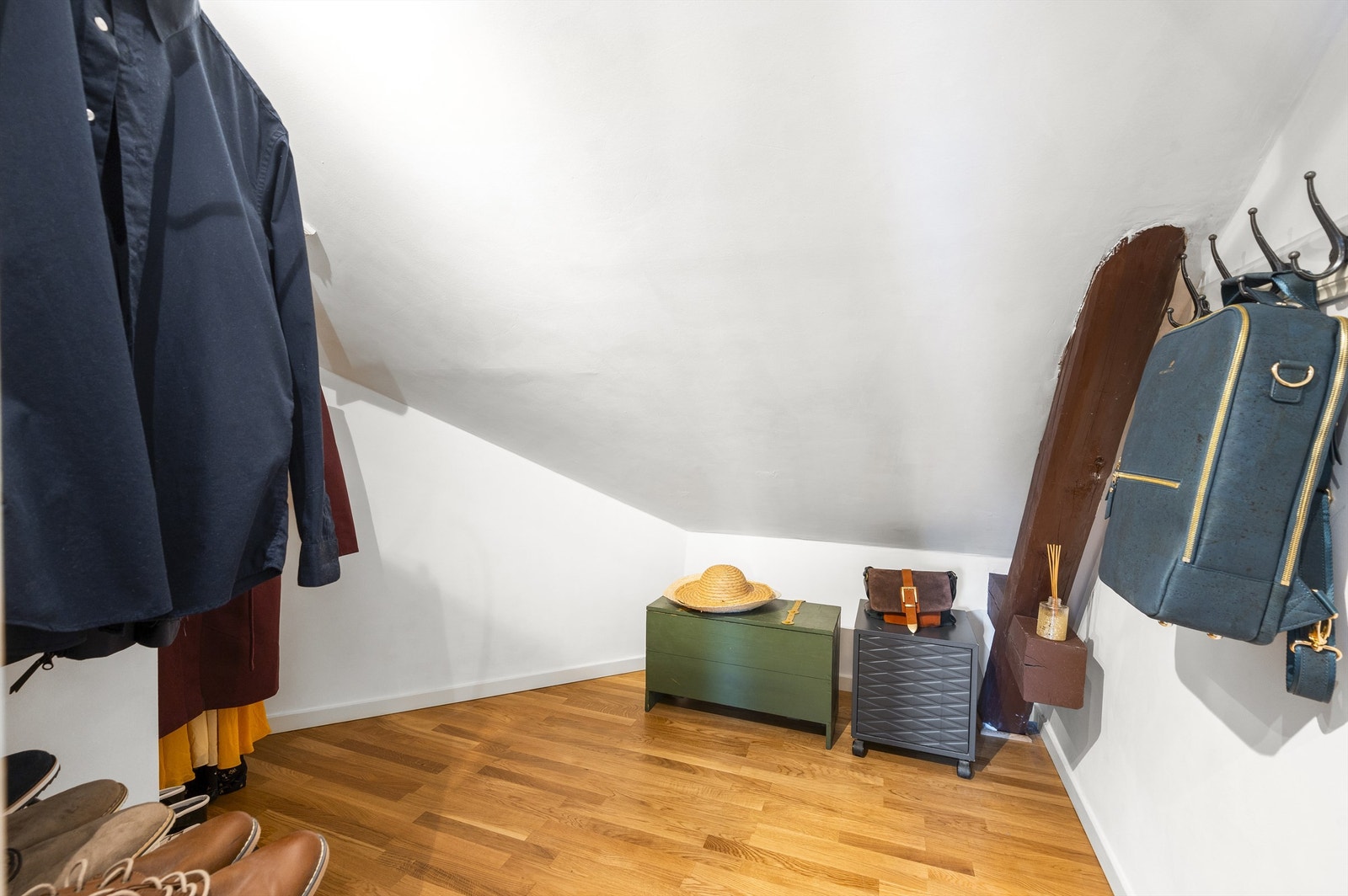 Fra entréen er det også tilgang til et walk-in closet på ca. 4,5 kvm med ekstra plass for oppbevaring. I tillegg disponerer leiligheten er kjellerbod på ca. 4 kvm. Galleribilde