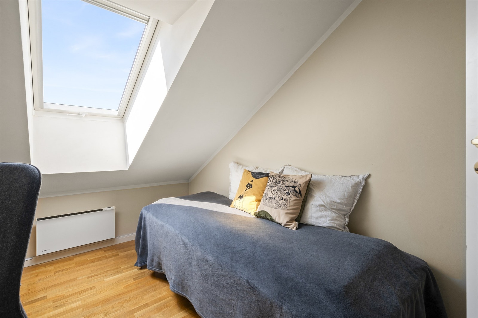 Rommet er fleksibelt i bruk og passer perfekt til kontor, barnerom eller gjesterom. Galleribilde
