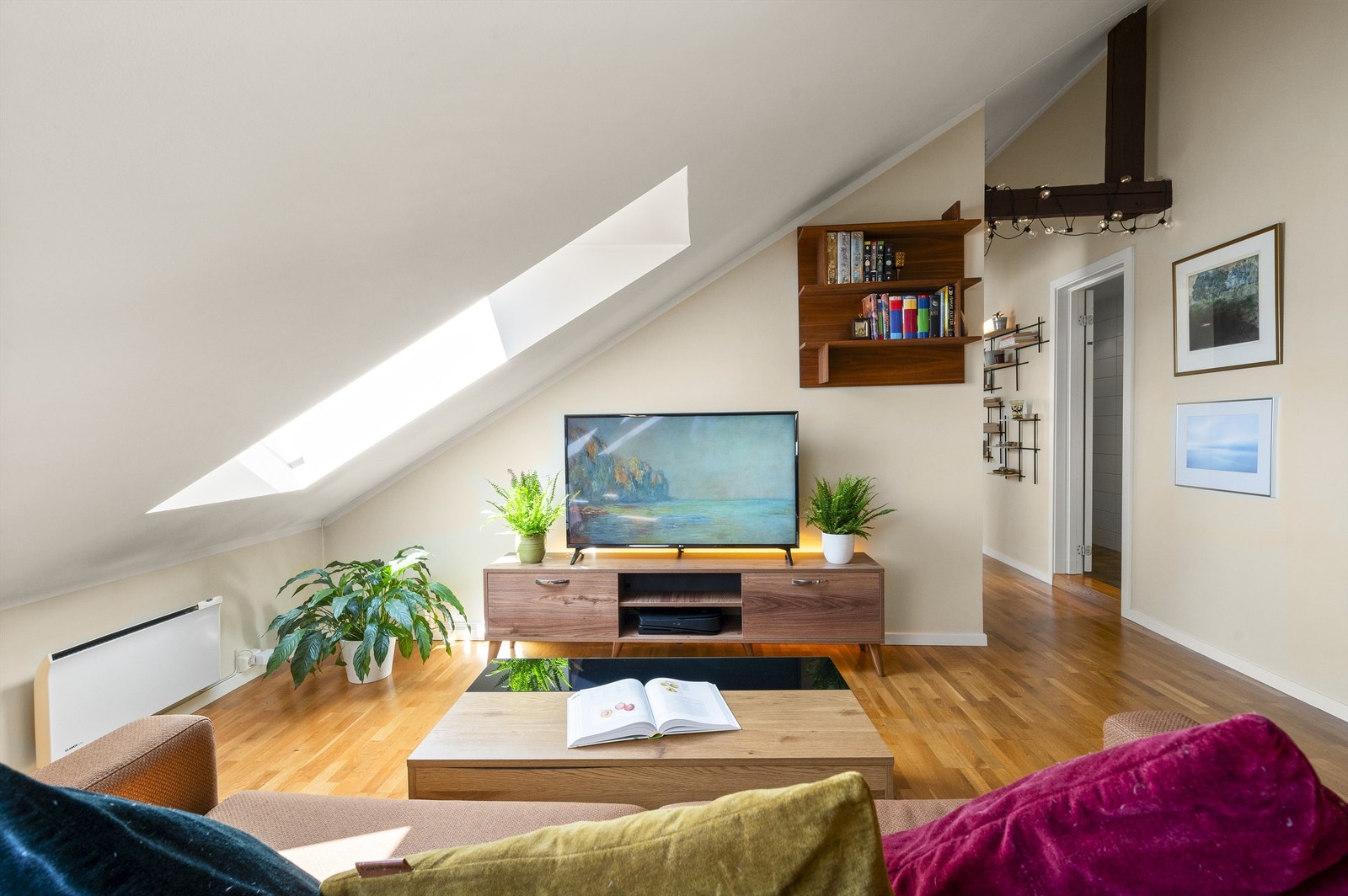 Luftig atmosfære med 3,32 meter under taket på det høyeste. Her er det god plass til stuemøblement med sofa, tilhørende salongbord og tv-seksjon. Galleribilde