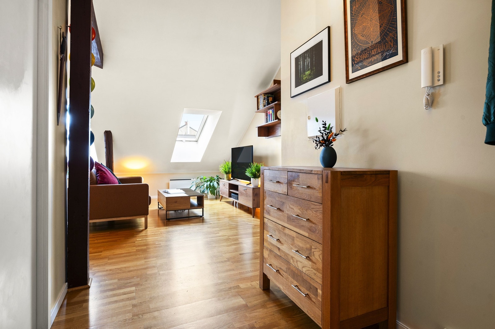 Velkommen inn! Entréen er innbydende og gir et godt førsteinntrykk av leiligheten. Her er det rom for å sette fra seg yttertøy og sko. Galleribilde
