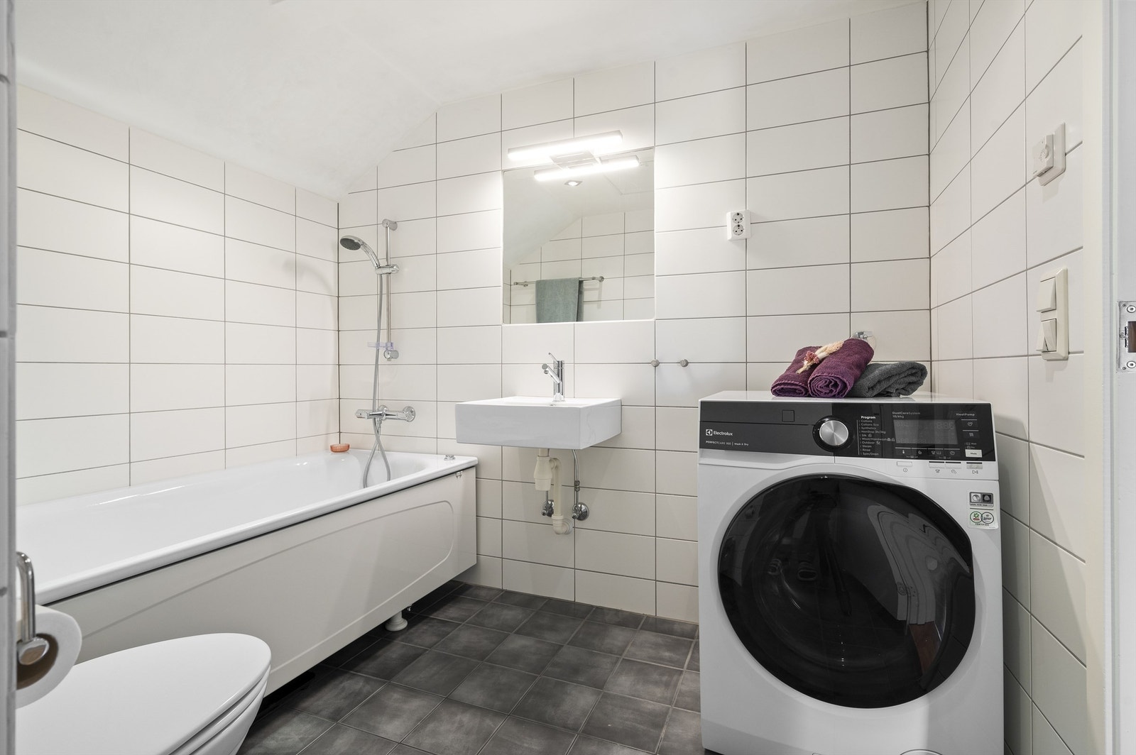 Stort og pent flislagt bad med varme i gulv og downlights i himling. Galleribilde