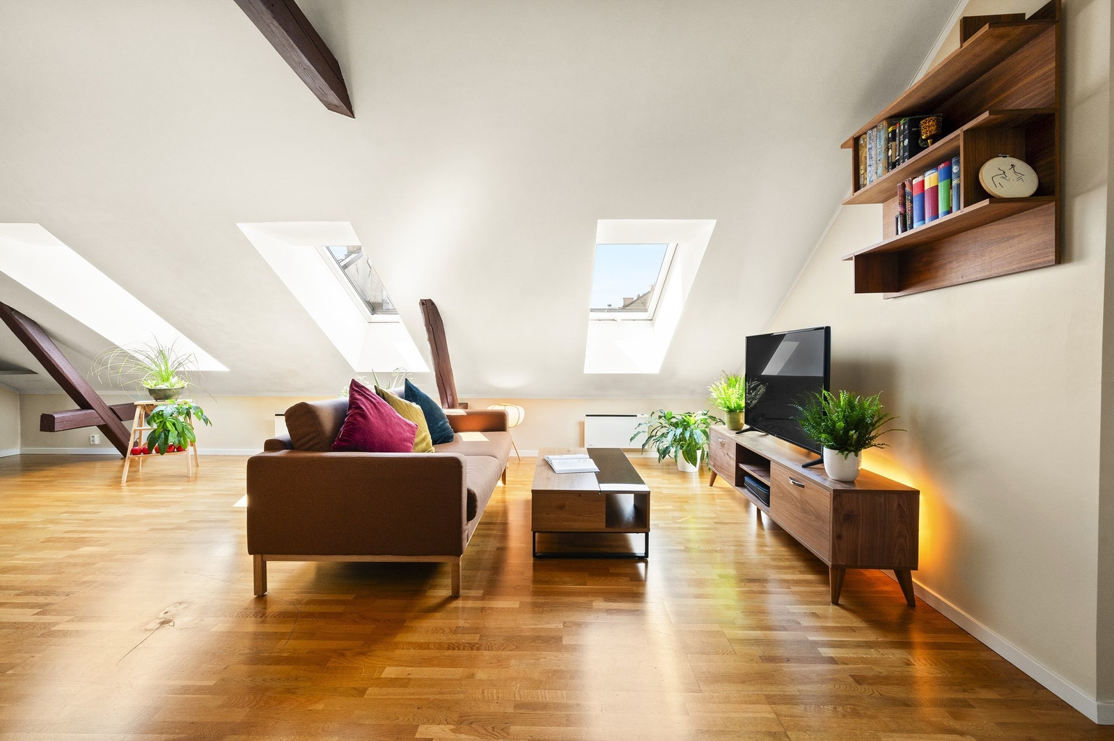 Fantastisk 3- roms loftsleilighet med arealeffektiv planløsning, 81 kvm gulvareal og med privat og flott takterrasse på 5 kvm. Galleribilde