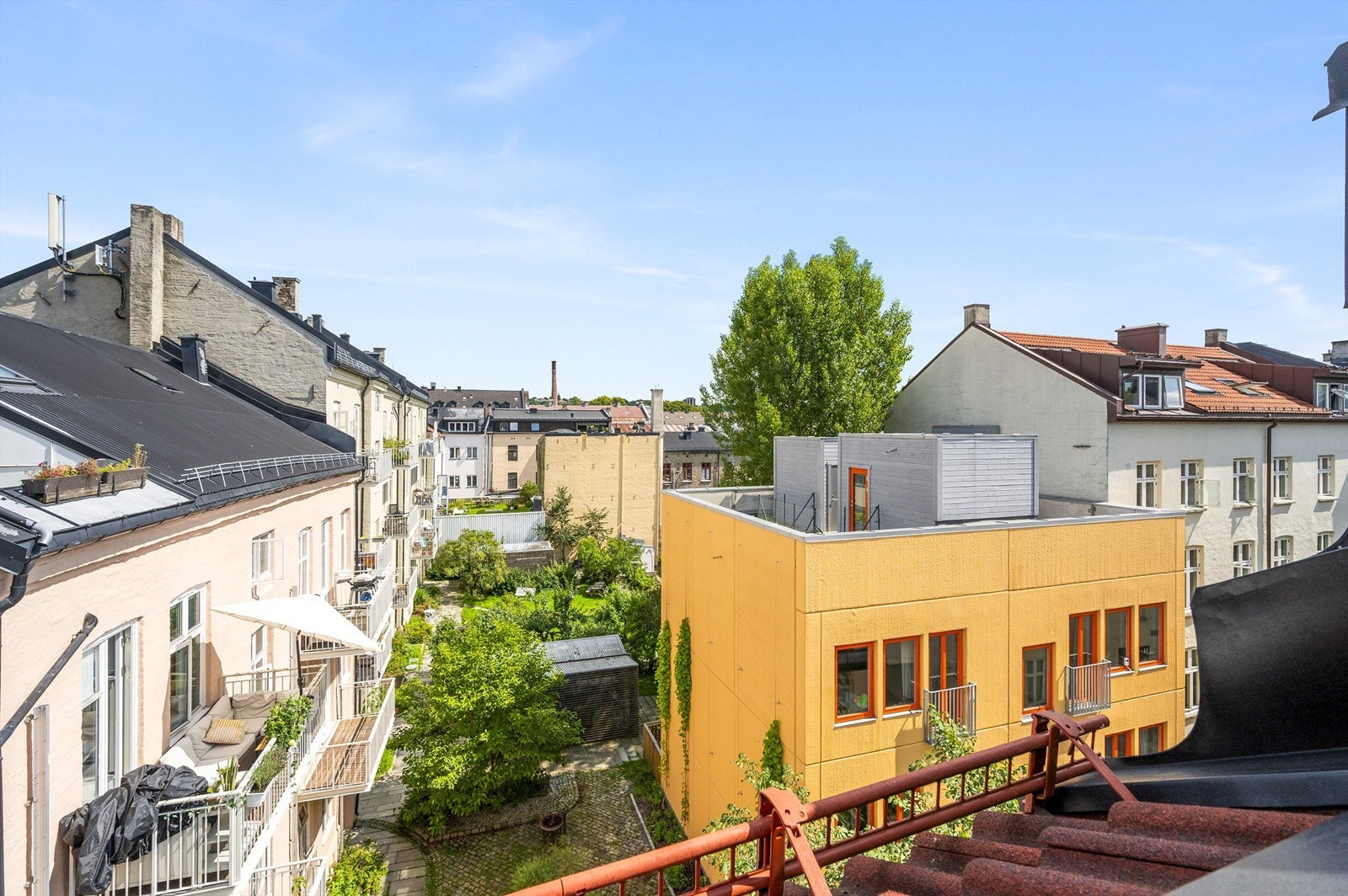 Terrassen vender mot øst og har et hyggelig utsyn mot det velholdte og hyggelige indre gårdsrommet. Galleribilde