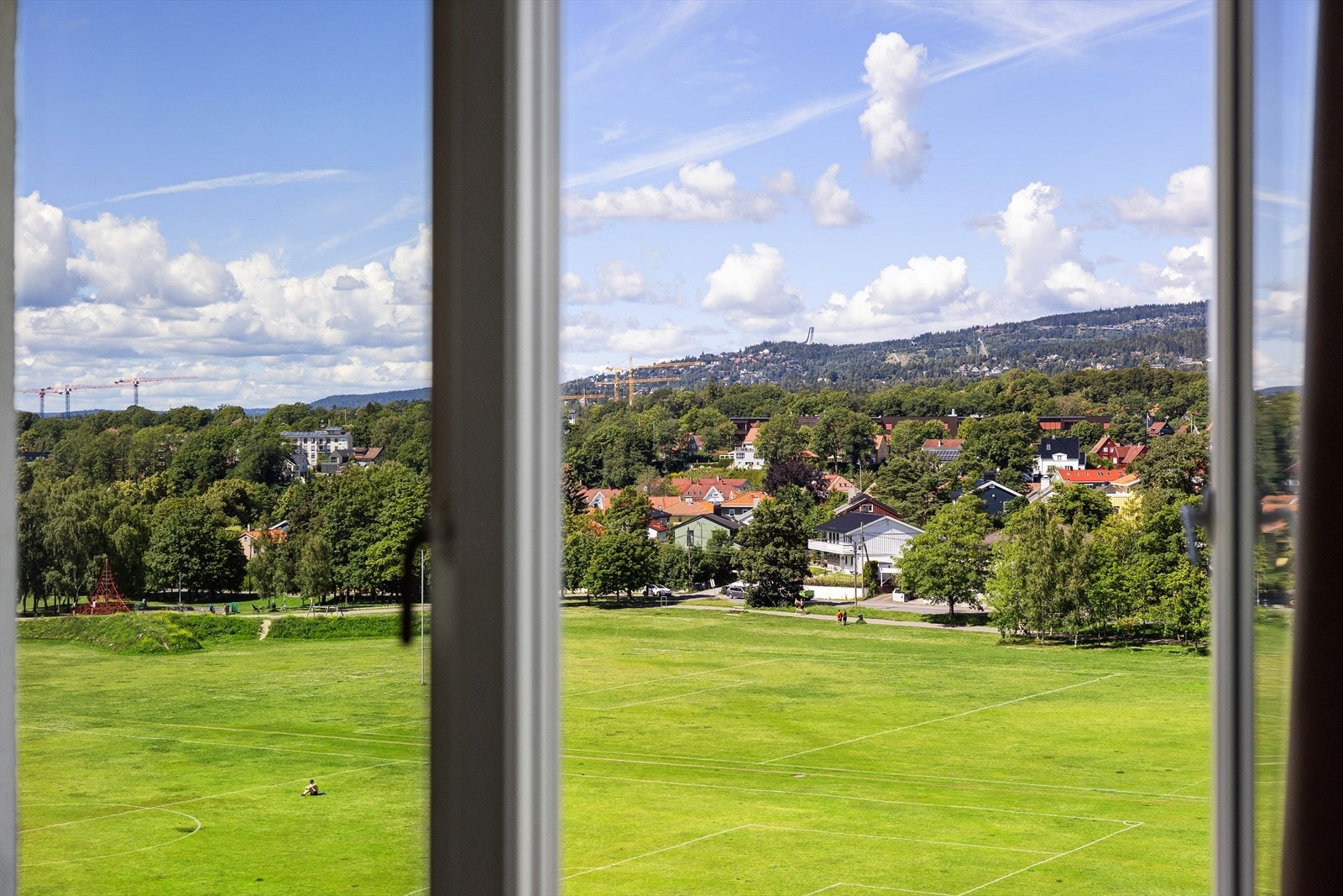 Leiligheten ligger i 6. etasje og byr på en fantastisk, vidstrakt utsikt over Voldsløkka. Galleribilde