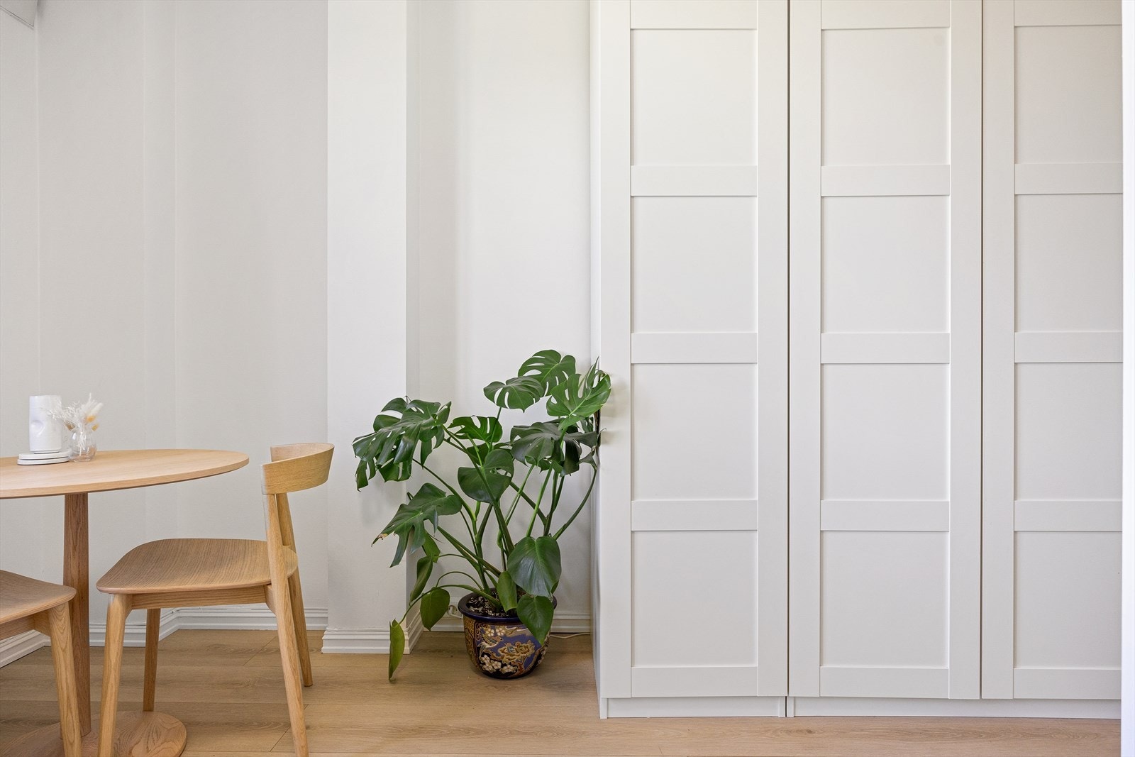 I stuen er det et romslig garderobeskap med gode oppbevaringsmuligheter. Galleribilde