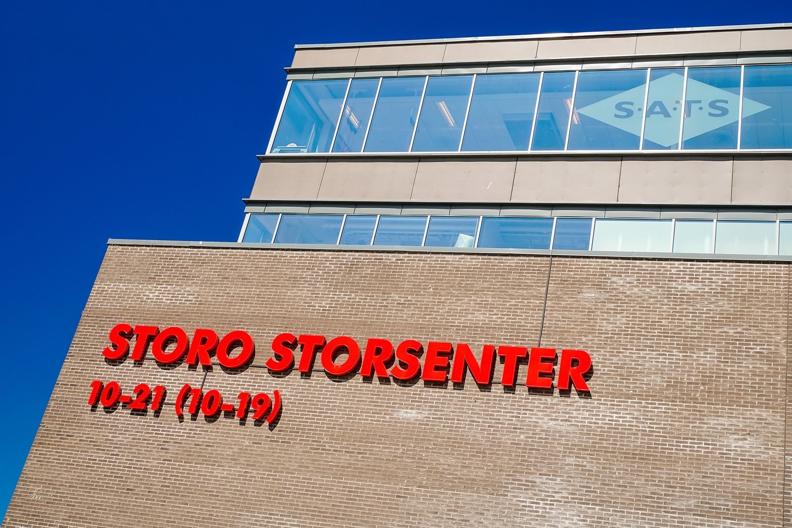 Storo Storsenter, Oslos største kjøpesenter med over 130 butikker og spisesteder, ligger ca. 10 minutters gange fra leiligheten. Galleribilde