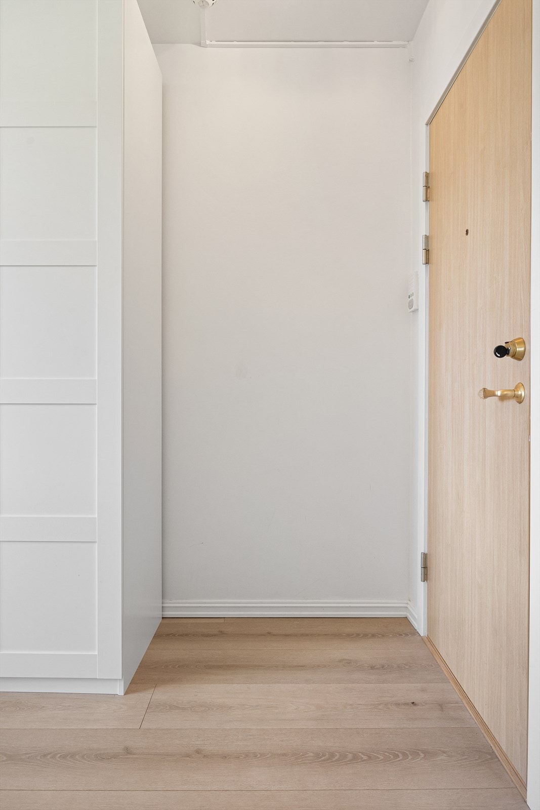 Åpen entré med plass til ytterklær og sko. Galleribilde