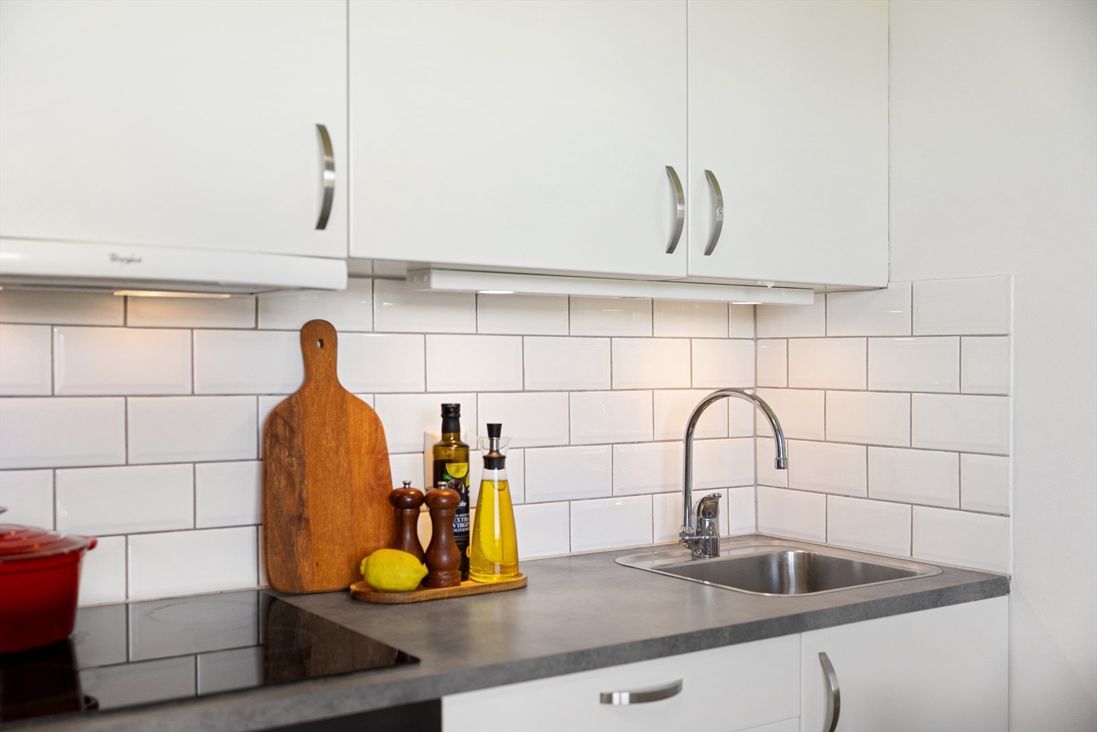 Kjøkkenet har god med skap- og benkeplass - her blir matlaging til en fryd! Galleribilde