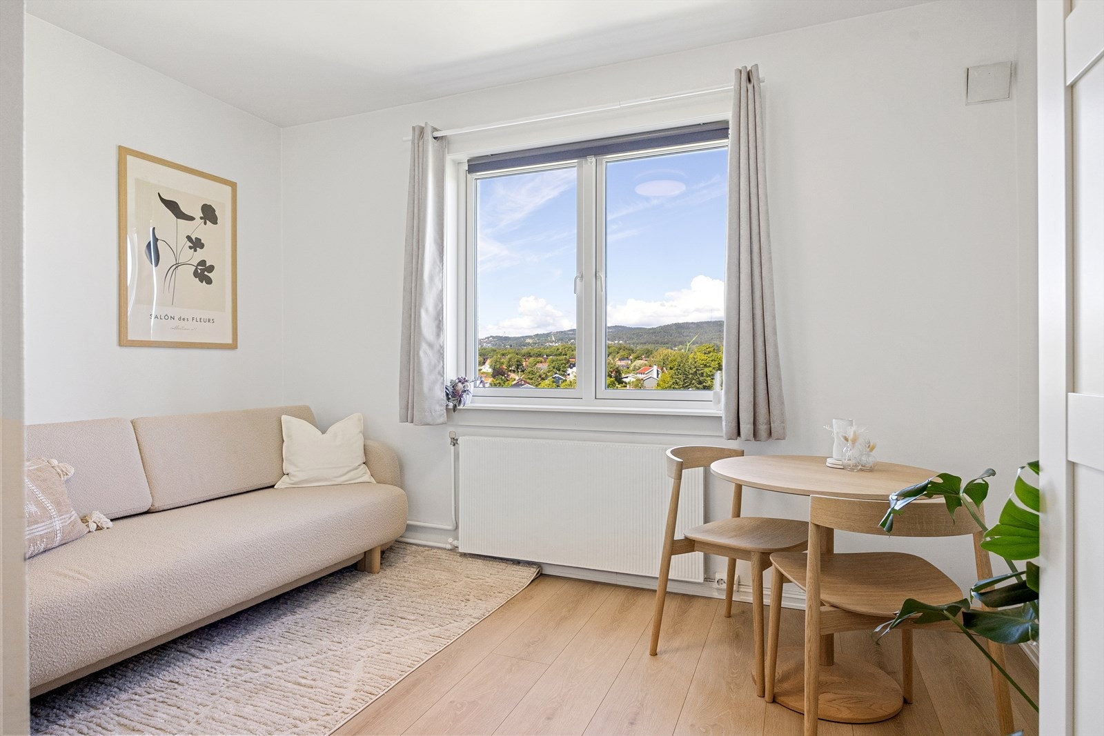 Arealeffektiv stue som gjør det enkelt å møblere med sofa, bord og tv-møblement. Galleribilde