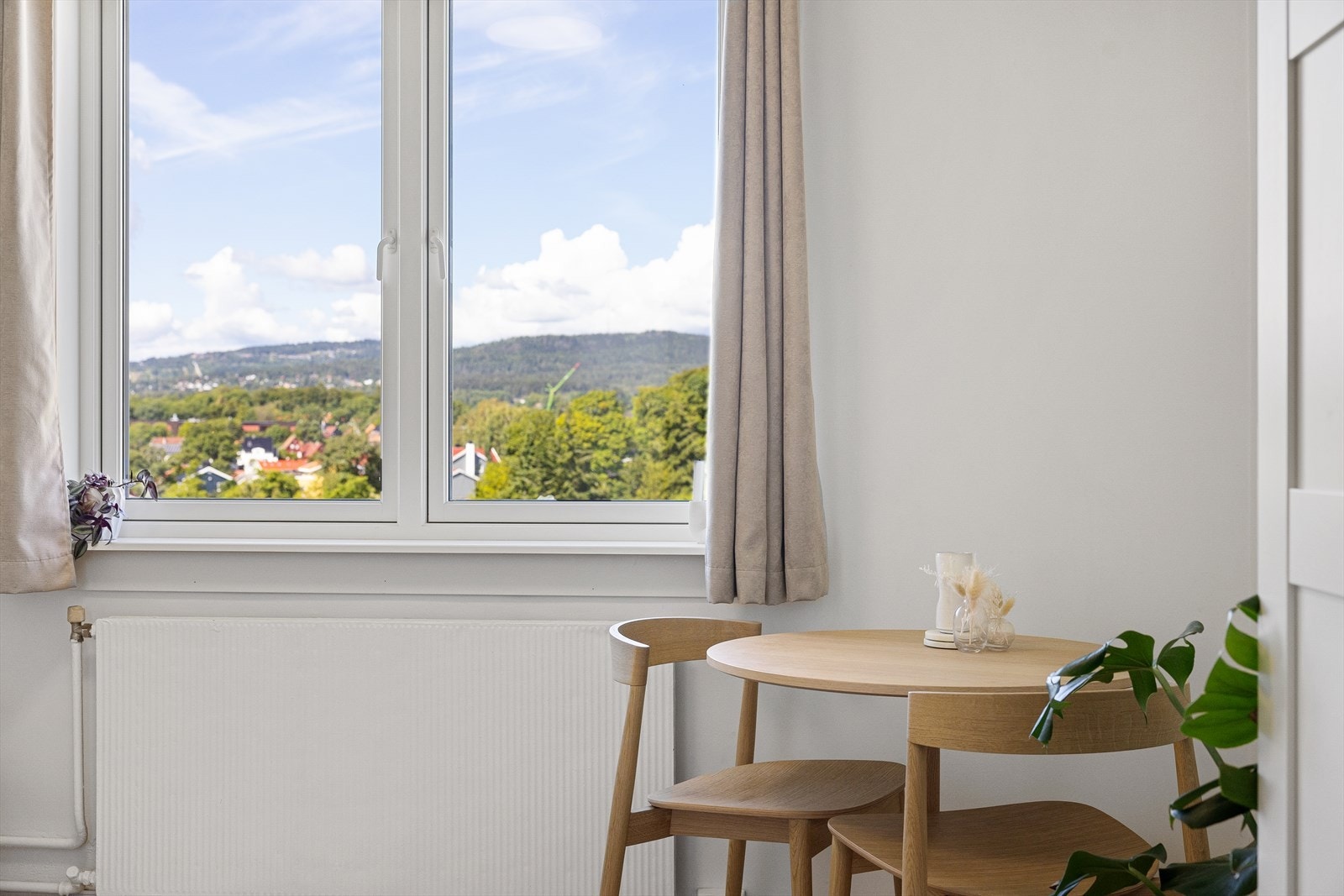 Vinduene er fra 2016 og gir rikelig med naturlig lys. Galleribilde