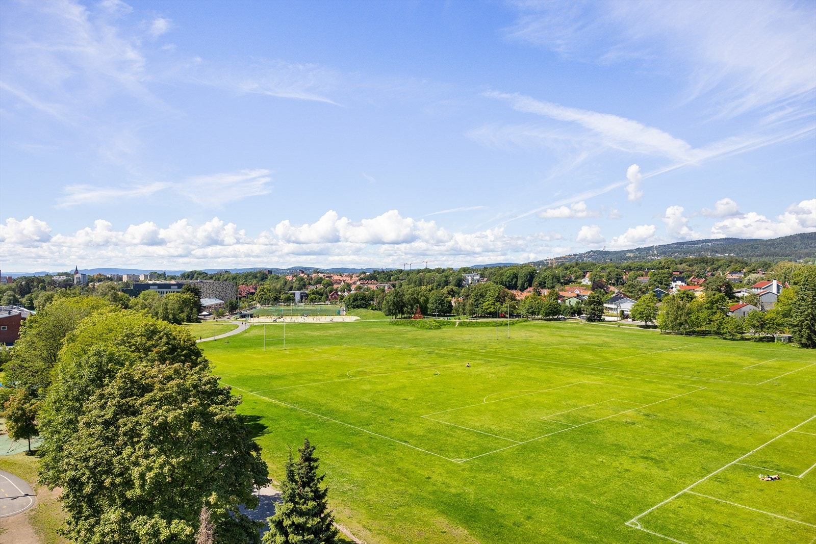Flott utsikt fra vinduet i retning Holmenkollen. Galleribilde