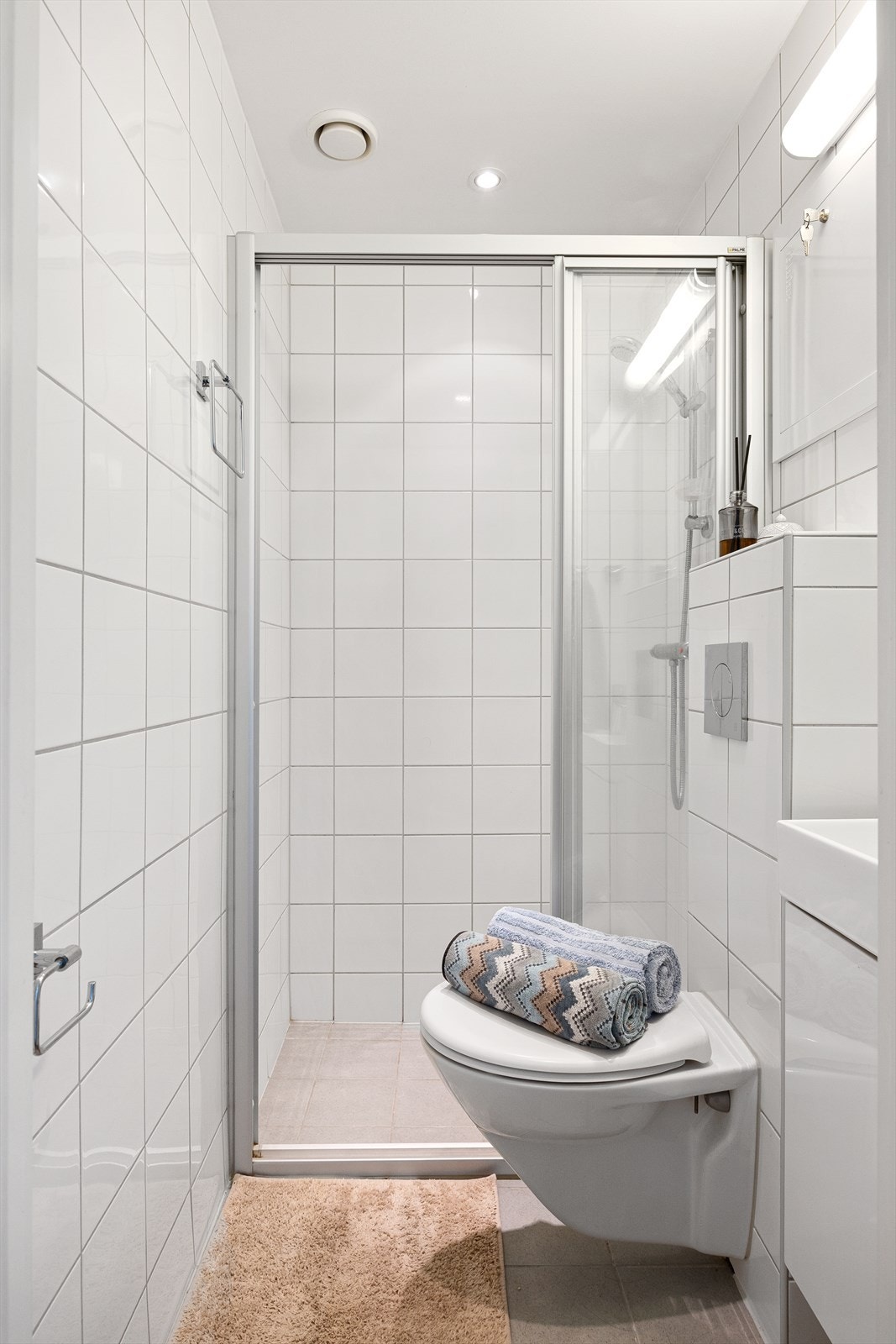 Delikat flislagt baderom fra 2014 med varmekabler i gulv. Galleribilde