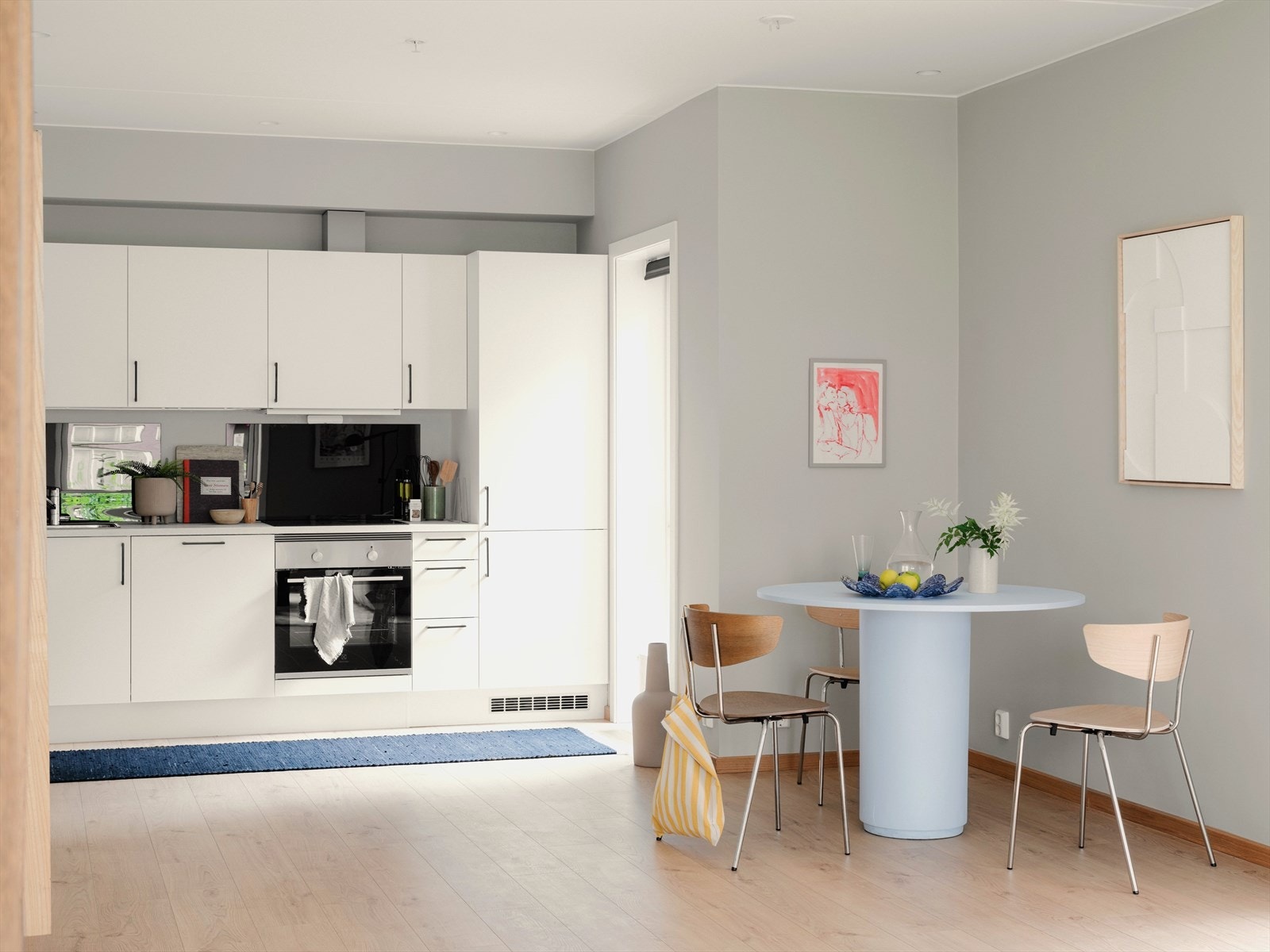 God plass til flere kokker og matglade gjester. Galleribilde