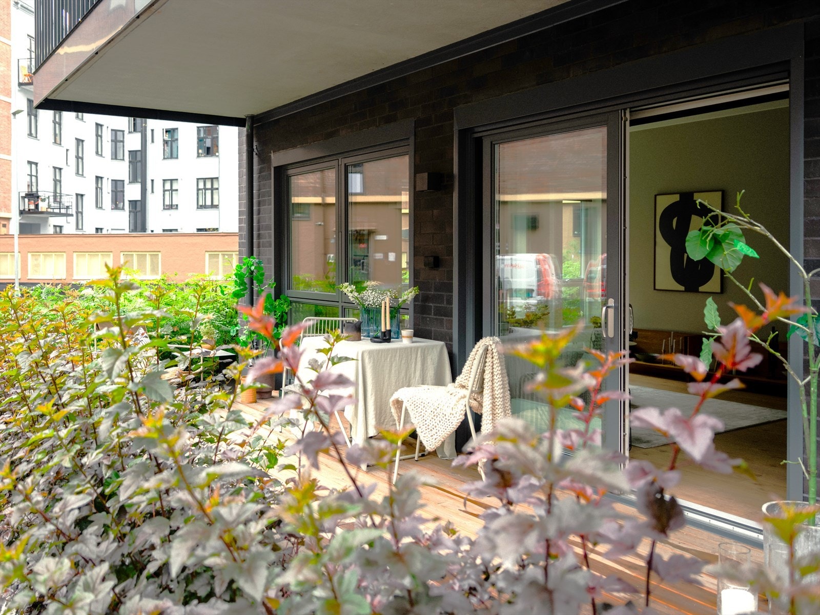 Hele leiligheten vender mot stille, usjenert indre gård. Fra stue er det utgang til markterrasse med god plass til utemøblement og grill. Galleribilde