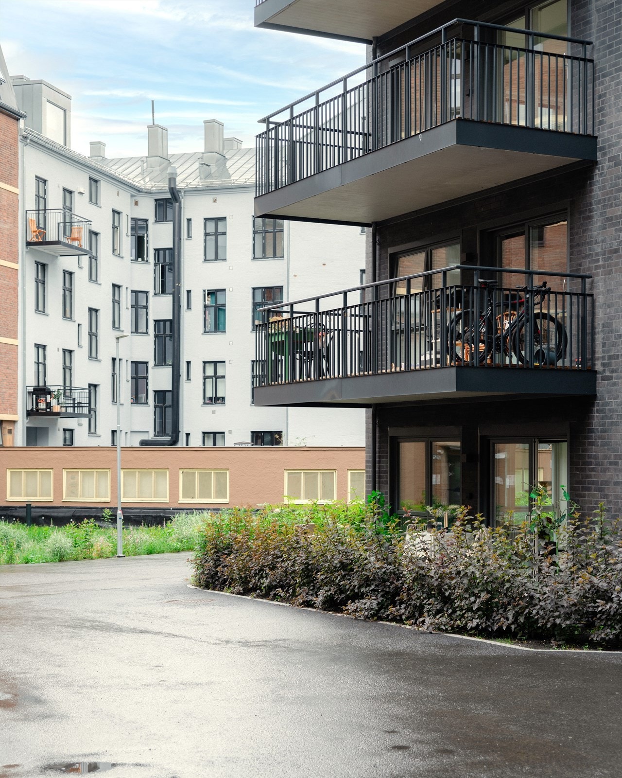 Leiligheten ligger fint til i rolig, indre gård. Frodig beplantning skjermer for innsyn. Galleribilde