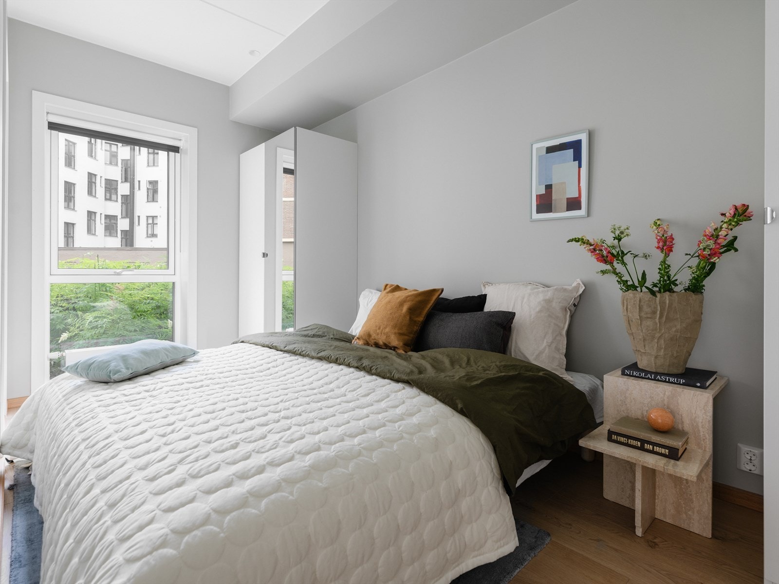 Soverommet er romslig, med plass til dobbeltseng og garderobe. Galleribilde