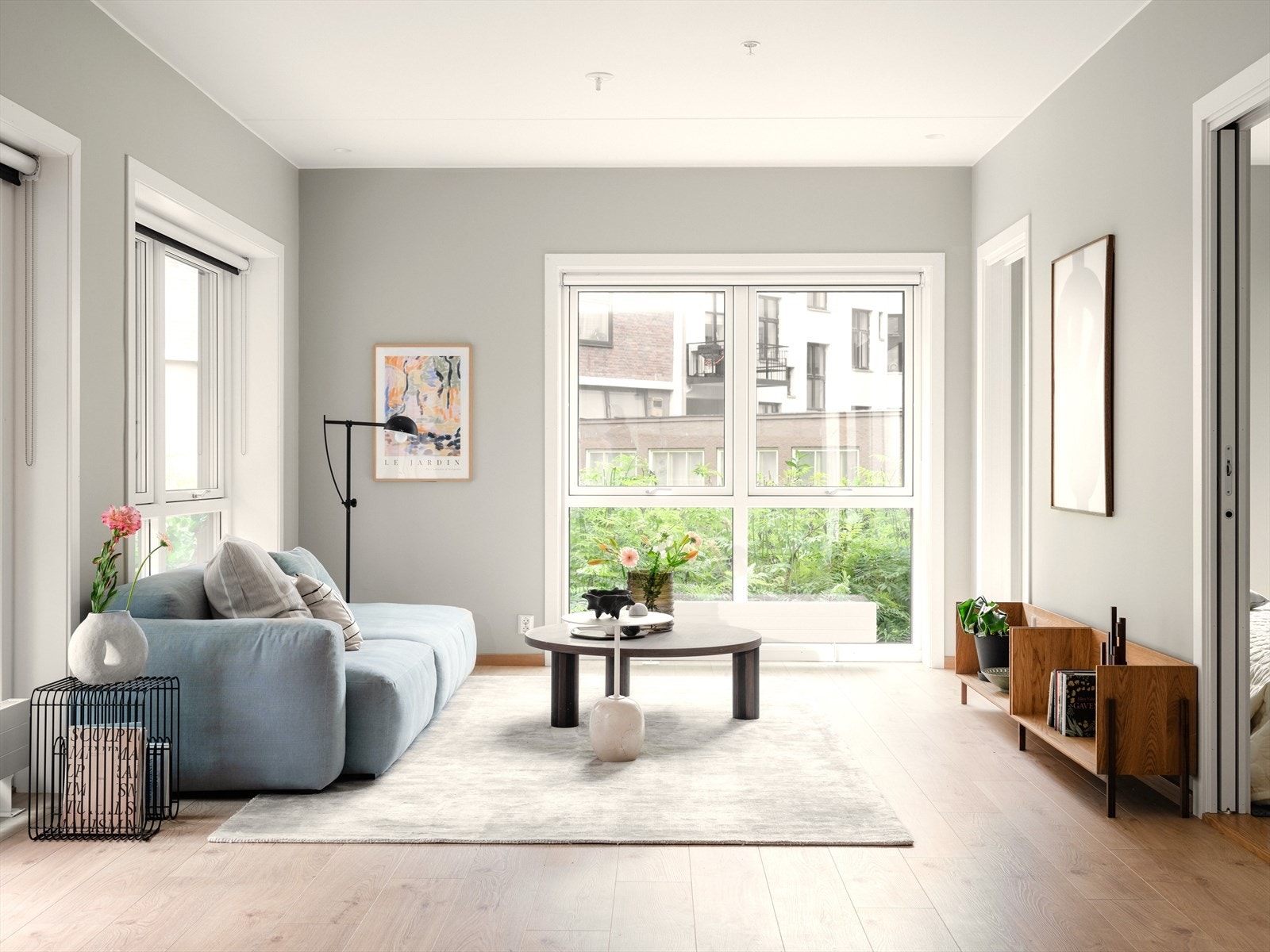 De store vindusflatene i flere himmelretninger og den gode takhøyden sørger for mye naturlig lys gjennom hele dagen og en herlig romfølelse! Galleribilde