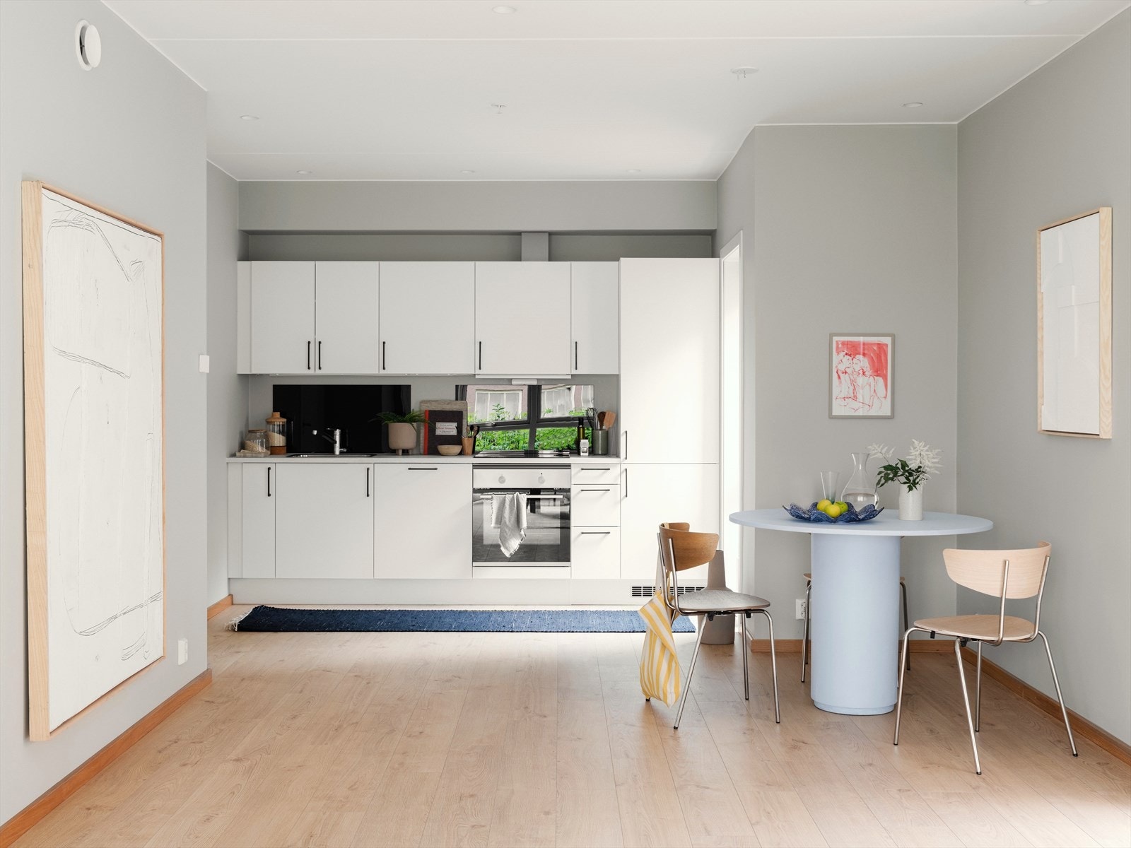 Hvitevarene er integrerte, herunder oppvaskmaskin, stekeovn, platetopp og kjøleskap med fryserdel. Galleribilde