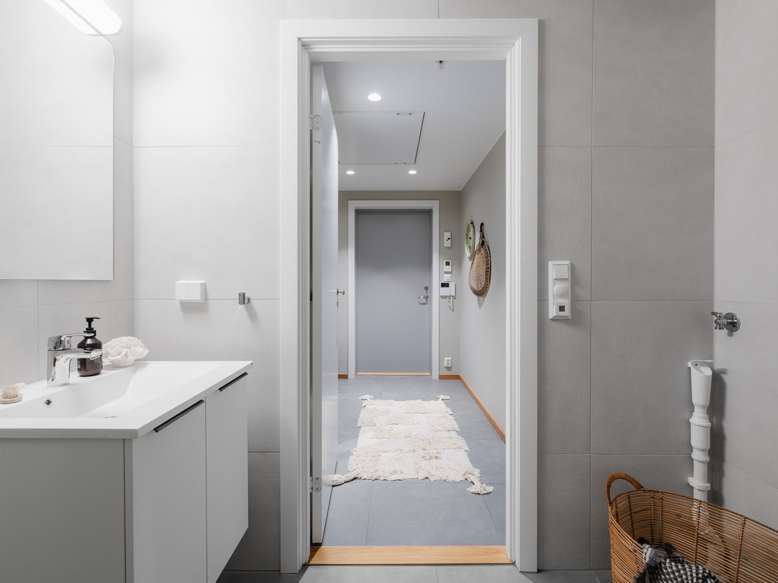 Lyst og innbydende bad. Her finner du lyse fliser på vegger og mørkere grå på gulv. Galleribilde