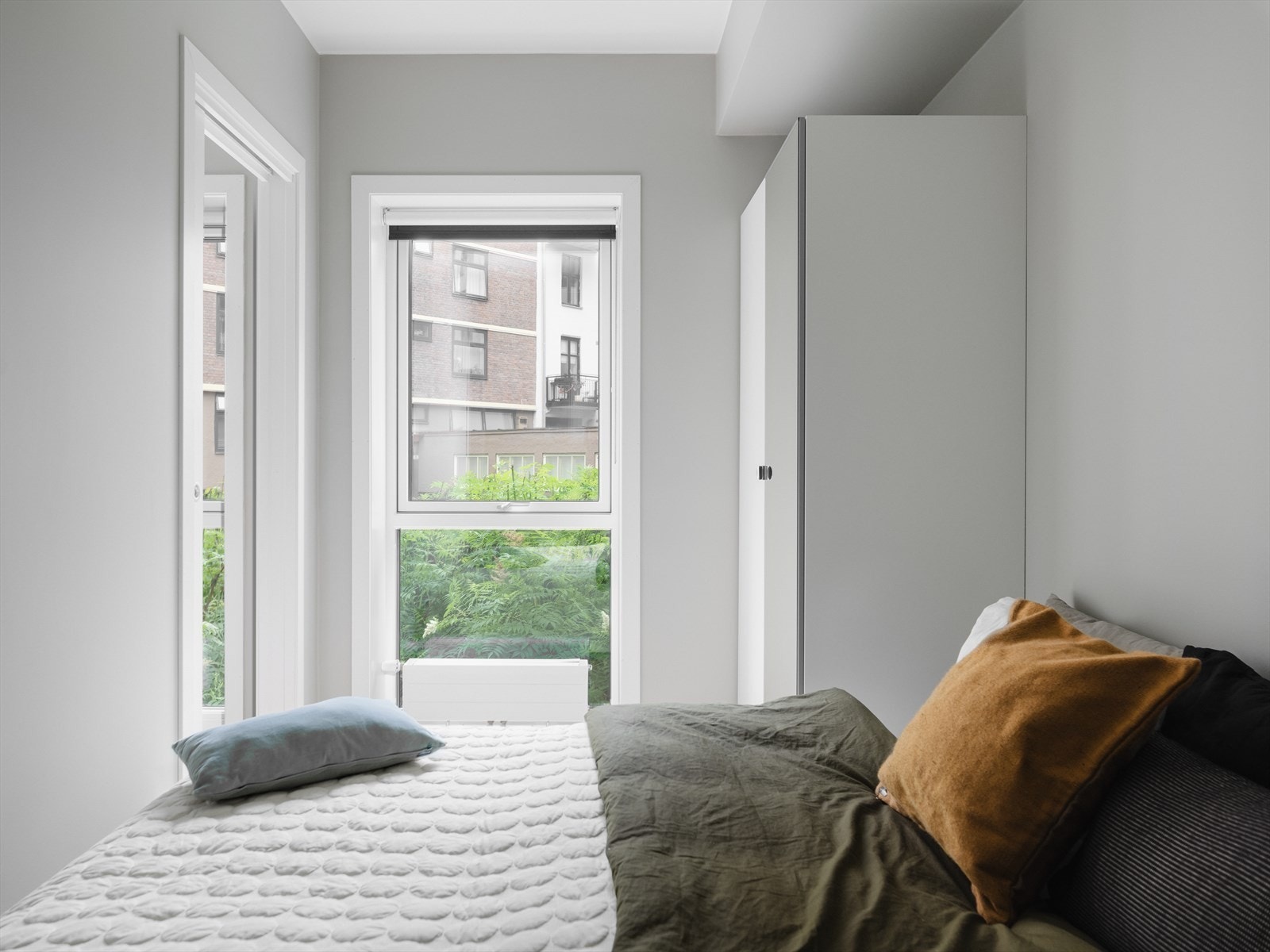 Det store vinduet gir rikelig med naturlig lys til rommet, som skaper en god atmosfære. Galleribilde